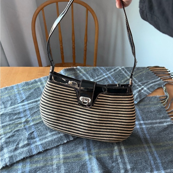 Liz Claiborne Black and Tan Striped Handbag - Picture 2 of 4